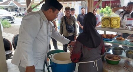 Cabup Jember Hendy Siswanto Bikin Kaget Pemilik Warung Pecel di Jenggawah