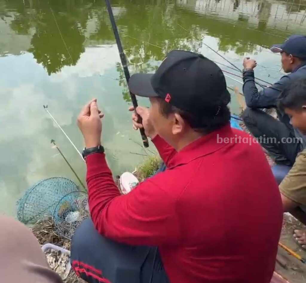 Cabup Petahana Hendy Siswanto Mancing Ikan Bersama Ratusan Warga Jember