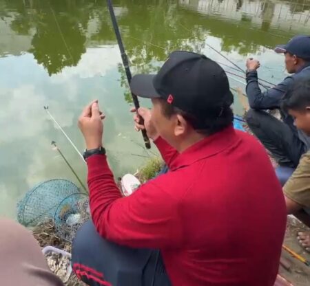 Cabup Petahana Hendy Siswanto Mancing Ikan Bersama Ratusan Warga Jember