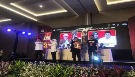 Putar Lagu Rindu, KPU Kabupaten Blitar Dinyatakan Tak Langgar Kode Etik Acara pengundian nomor urut Cabup-Cawabup Blitar yang diselenggarakan oleh KPU beberapa waktu lalu. (Foto : Winanto/beritajatim.com)