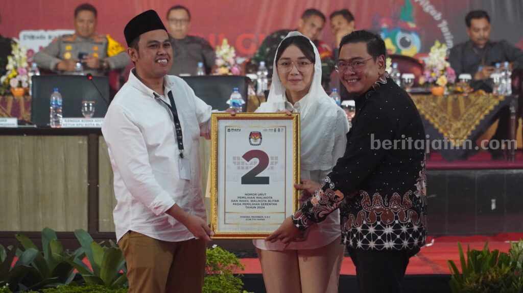 Pasangan Cawali-Cawawali Blitar, Ibin-Elim saat pengundian nomor urut lalu, (foto : winanto/beritajatim.com)