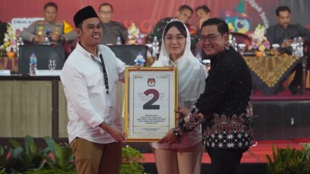 Dianggap Tak Profesional, Tim Hukum Ibin-Elim Laporkan KPU Kota Blitar ke DKPP Pasangan Cawali-Cawawali Blitar, Ibin-Elim saat pengundian nomor urut lalu, (foto : winanto/beritajatim.com)