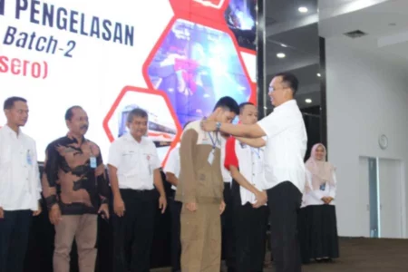 SMK Series: TJSL INKA Tingkatkan Keterampilan Siswa Kejuruan untuk Siap Kerja General Manager Keuangan, Akuntansi dan TJSL PT INKA (Persero), Edwyn Dwi Cahyo saat membuka program Magang Pengelasan Bersertifikat yang diikuti 40 siswa dari SMK Binaan PT INKA (Persero).