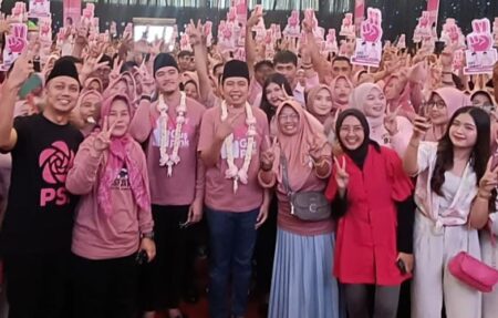 Lautan Merah Muda Sambut Kaesang dan Fawait dalam Kopdar Cinta di Jember