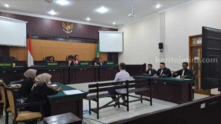 Sidang dugaan penggelapan dengan terdakwa Herman Budiyono di Ruang Cakra PN Mojokerto. [Foto : Misti/beritajatim.com]