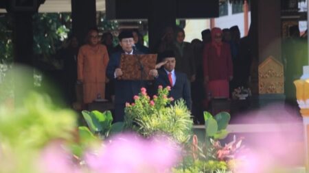 Pjs Bupati Mojokerto Akhmad Jazuli saat memimpin Upacara Peringatan Hari Kesaktian Pancasila di Halaman Kantor Pemkab Mojokerto. [Foto: Ist]