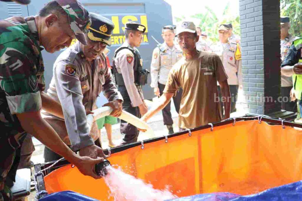 Penyaluran air bersih Polres Mojokerto Kota menggunakan mobil AWC. [Foto: Ist]