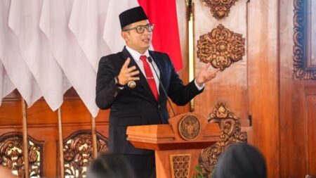 Pj Wali Kota Mojokerto Moh Ali Kuncoro menyerahkan secara simbolis BMUEP kepada KUBE di Pendopo Sabha Kridatama, Rumah Rakyat, Kota Mojokerto. [Foto: Ist]