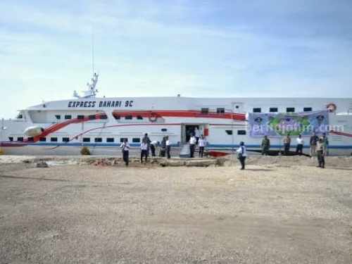 Kapal Express Bahari yang melayani pelayaran Kalianget - Kangean (Foto: Ist)