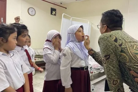 Tim Dosen FK Unesa Berikan Edukasi Kesehatan Siswa di Sekolah Indonesia Jeddah Tim Dosen FK Unesa saat memberikan edukasi di Sekolah Indonesia Jeddah.