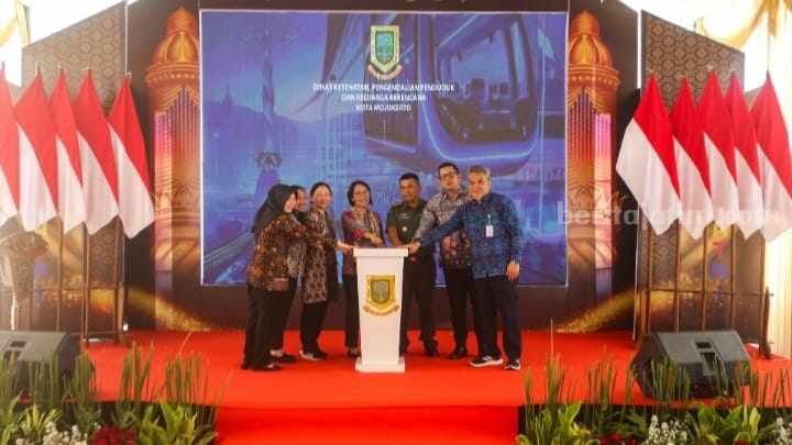 Dirjen Kesmas Kemenkes RI bersama Pj Wali Kota Mojokerto, Moh Ali Kuncoro saat meresmikan Gedung Lab. BSL 2 serta Launching Labkesmas ILP dan Gayatri ILP SATU SEHAT di Labkesda Kota Mojokerto. [Foto: Ist]