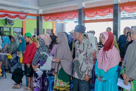 Ratusan Warga Ujungpangkah dan Panceng Gresik Sumringah Terima BLT Warga Menganti Gresik
