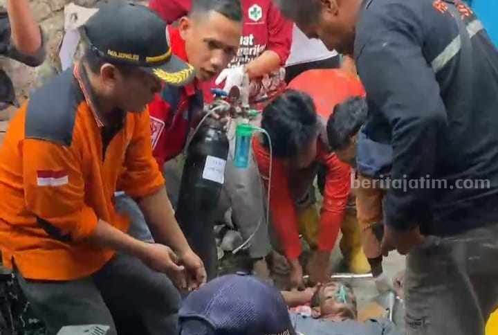 Tim gabungan mengevakuasi korban selamat dari dalam sumur. [Foto: Ist]