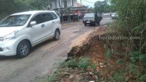 Jalan Poros Kabupaten Sampang Rusak dan Longsor foto beritajatim