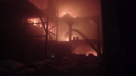 Gudang Plastik PT Royal Oriental Raplastex Driyorejo Gresik Terbakar Gudang Terbakar