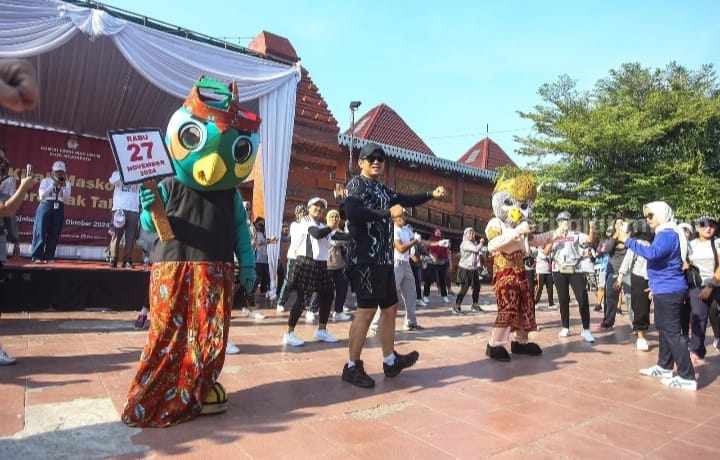 Maskot 'Si Jali' dan 'Kerto- Kerti' saat menyapa masyarakat di Alun-alun Wiraraja Kota Mojokerto. [Foto : ist]