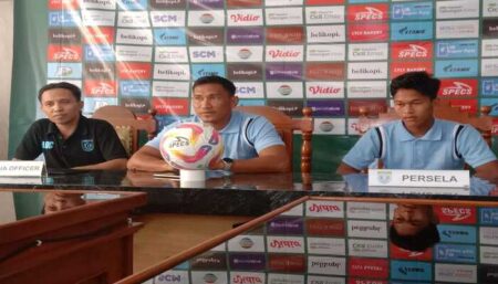 Pelatih Persela Lamongan, Zulkifli Syukur (tengah), saat menyampaikan kesiapan timnya dalam sesi konferensi pers sebelum pertandingan kontra RANS, Minggu (6/10/2024).