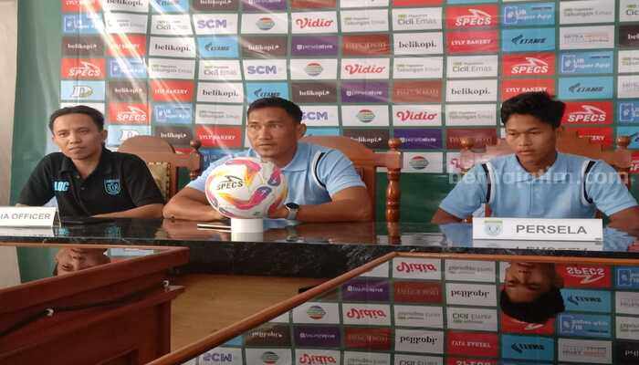 Pelatih Persela Lamongan, Zulkifli Syukur (tengah), saat menyampaikan kesiapan timnya dalam sesi konferensi pers sebelum pertandingan kontra RANS, Minggu (6/10/2024).