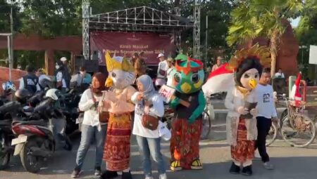 Maskot ‘Si Jali’ dan ‘Kerto dan Kerti’ Sapa PKL Kota Mojokerto