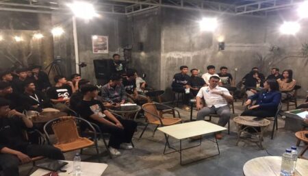 Paslon Cawali Blitar, Ibin – Elim Diskusi Soal Pendidikan Bersama Gen Z Pasangan Mas Ibin - Elim Ngopi Bareng Gen Z di salah Satu Cafe di Kota Blitar, Sabtu (5/10/2024) malam. (Foto : Winanto/beritajatim.com)