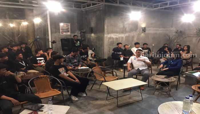 Pasangan Mas Ibin - Elim Ngopi Bareng Gen Z di salah Satu Cafe di Kota Blitar, Sabtu (5/10/2024) malam. (Foto : Winanto/beritajatim.com)
