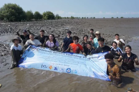 Aktivitas Mahasiswa Jepang di UK Petra Surabaya: Mulai Tanam Mangrove hingga Masak Soto ntusiasme para mahasiswa Jepang bersama mahasiswa UK Petra saat menanam mangrove.