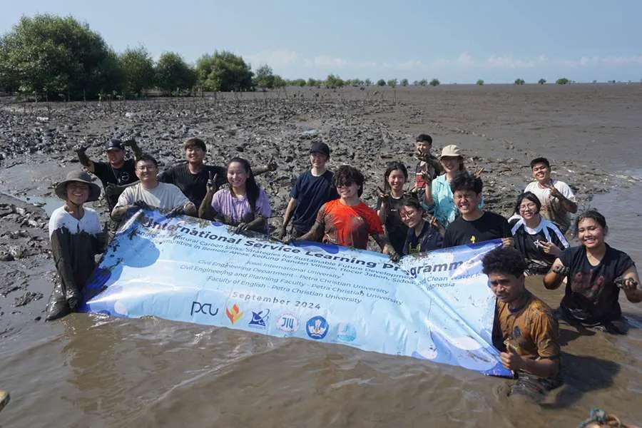 ntusiasme para mahasiswa Jepang bersama mahasiswa UK Petra saat menanam mangrove.
