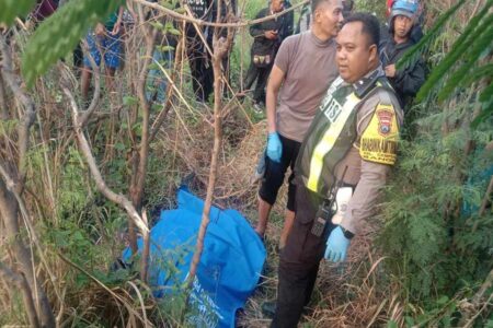 Proses evakuasi korban perempuan tertabrak kereta api.