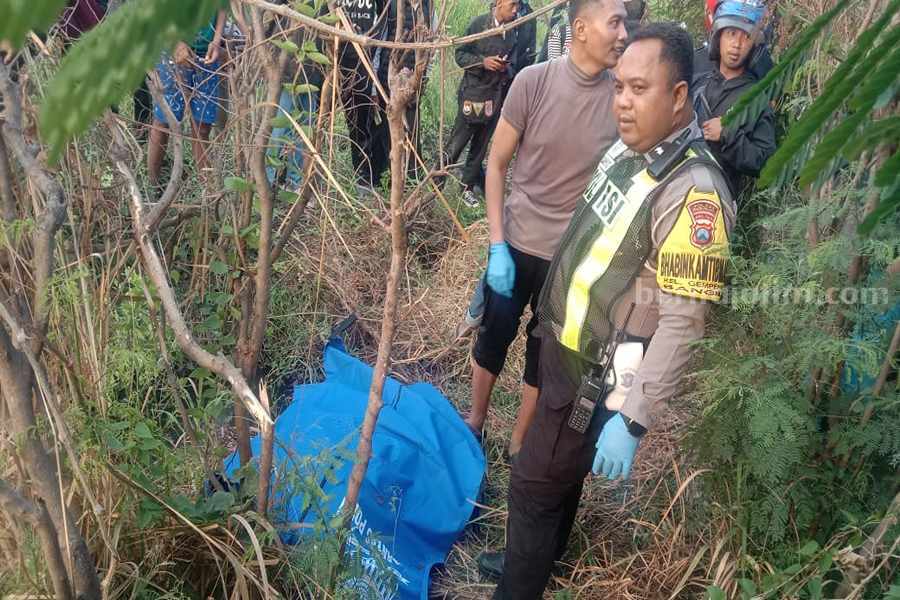 Perempuan Muda Tewas Tertabrak Kereta di Bangil, Diduga Sengaja Menghadang Proses evakuasi korban perempuan tertabrak kereta api.