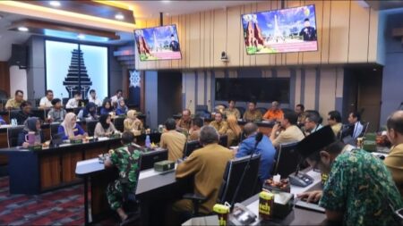 Sekdakot Mojokerto, Teguh Gunarko saat memimpin rakor penangganan pemukiman kumuh di ruang SBK, Pemkab Mojokerto. [Foto: Ist]