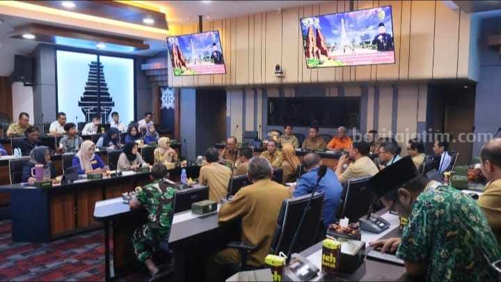 Sekdakot Mojokerto, Teguh Gunarko saat memimpin rakor penangganan pemukiman kumuh di ruang SBK, Pemkab Mojokerto. [Foto: Ist]