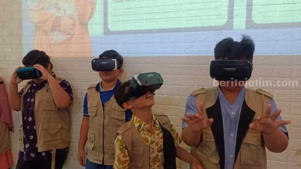 Keseruan siswa SD Al-Ghifari mengikuti pembelajaran dengan teknologi VR, Selasa (8/10/2024). (Foto : Winanto/beritajatim.com)