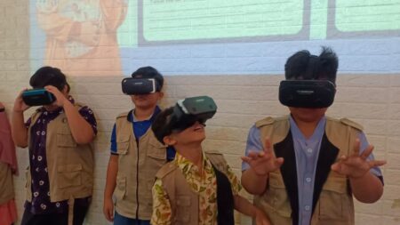 Keseruan siswa SD Al-Ghifari mengikuti pembelajaran dengan teknologi VR, Selasa (8/10/2024). (Foto : Winanto/beritajatim.com)