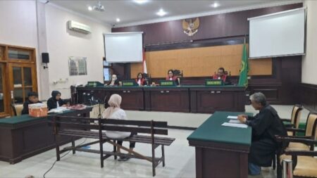 Sidang kasus dugaan pemalsuan akta kematian, KTP dan KK dengan terdakwa Emi Lailatul Uzlifah digelar Ruang Cakra PN Mojokerto. [Foto : Misti/beritajatim.com]