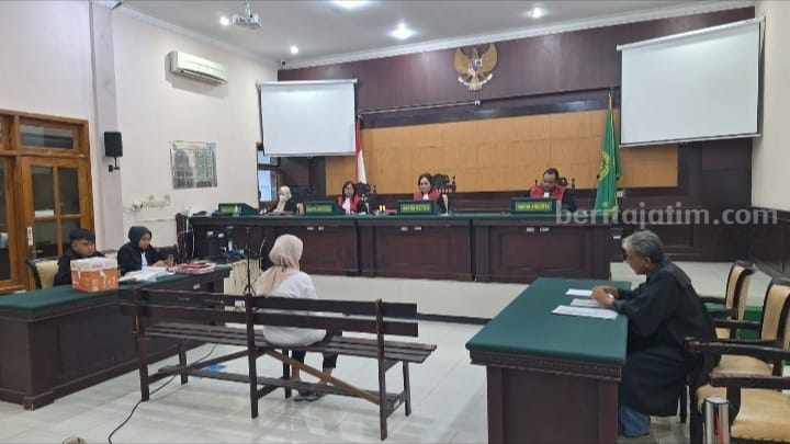 Sidang kasus dugaan pemalsuan akta kematian, KTP dan KK dengan terdakwa Emi Lailatul Uzlifah digelar Ruang Cakra PN Mojokerto. [Foto : Misti/beritajatim.com]