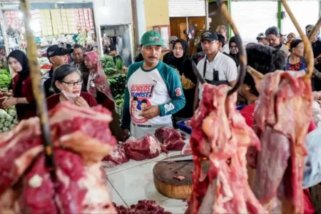 Calon wali kota (cawali) nomor urut 2, Maidi blusukan dan serap aspirasi pedagang dan pengunjung pasar tradisional di Kota Madiun, Rabu (09/10/2024)