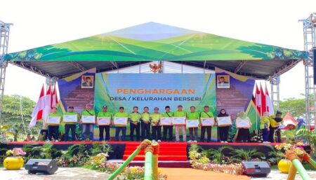 Penyerahan penghargaan desa/kelurahan berseri kepada desa/kelurahan di Kabupaten Lamongan, pada puncak peringatan Hari Lingkungan Hidup Sedunia tahun 2024 Provinsi Jawa Timur, di Kabupaten Nganjuk.