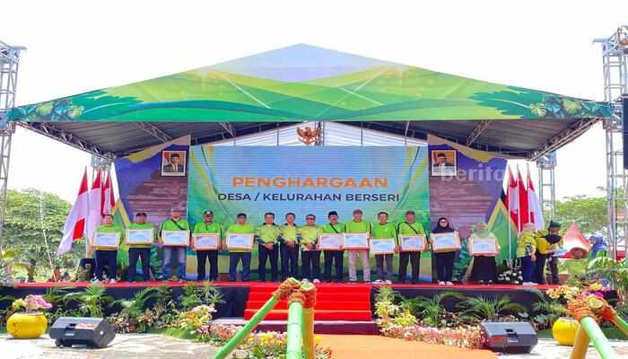 Penyerahan penghargaan desa/kelurahan berseri kepada desa/kelurahan di Kabupaten Lamongan, pada puncak peringatan Hari Lingkungan Hidup Sedunia tahun 2024 Provinsi Jawa Timur, di Kabupaten Nganjuk.