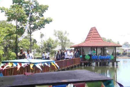 Pjs Bupati Mojokerto Akhmad Jazuli saat melaunching Cafe Semanggi di Wisata Desa Sumber Dhuwur, Desa Wonosari, Kecamatan Ngoro, Kabupaten Mojokerto. [Foto : ist]