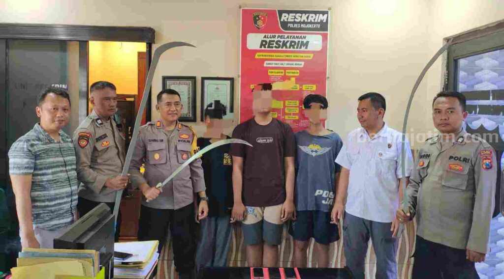 Kapolsek Puri AKP Sugeng Harimarhanto bersama ketiga anak diduga anggota gangster yang berhasil diamankan. [Foto : ist]