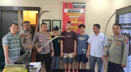 Kapolsek Puri AKP Sugeng Harimarhanto bersama ketiga anak diduga anggota gangster yang berhasil diamankan. [Foto : ist]