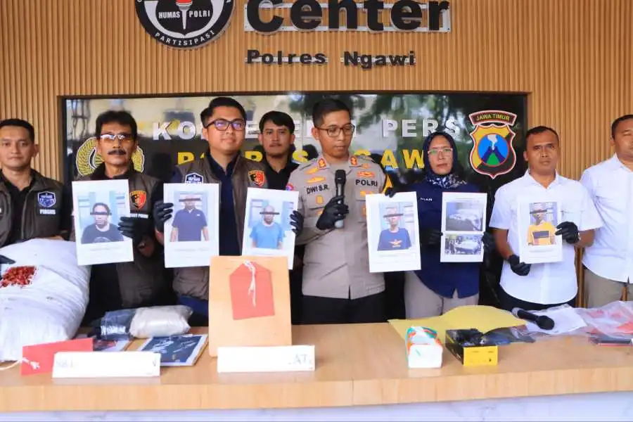 Foto sekelompok napi yang tipu korban meski di dalam lapas.