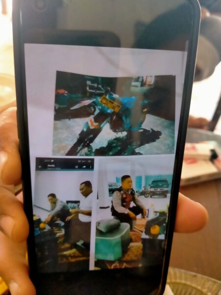 Korban penipuan menunjukkan foto terduga pelaku penipuan yang merupakan oknum polisi di Blitar, Rabu (16/10/2024). (Foto : Winanto/beritajatim.com)