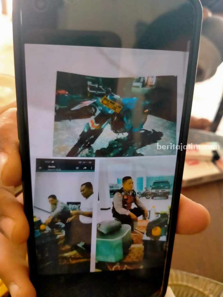 Korban penipuan menunjukkan foto terduga pelaku penipuan yang merupakan oknum polisi di Blitar, Rabu (16/10/2024). (Foto : Winanto/beritajatim.com)