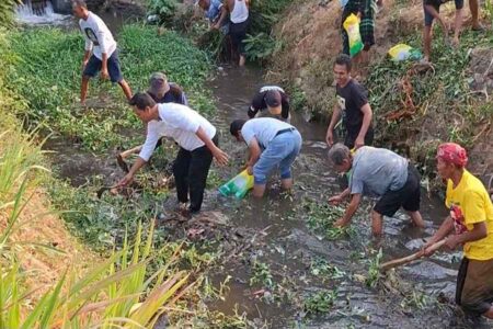 Calon Wakil Wali Kota Probolinggo, Zainal Arifin, bersama istrinya, Fifin Maulidatul, terjun langsung membersihkan Sungai Cangka Probolinggo.