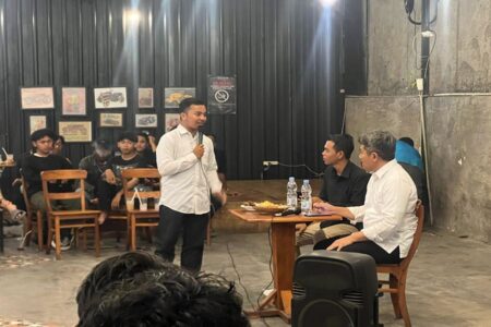 Cabup Mas lin menanggapi pertanyaan peserta audiensi para pemuda.