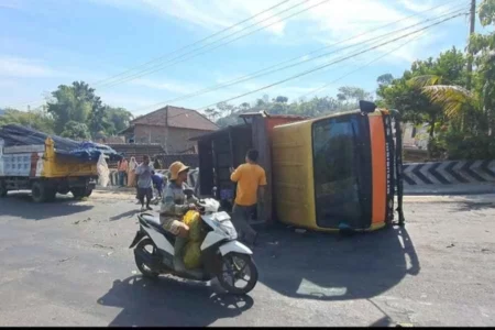 Truk Angkut Besi 8 Ton Terguling di Tanjakan Curam Magetan