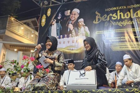 Cagub Jatim Risma Bercerita soal Penutupan Gang Dolly hingga Evakuasi Keluarga dari Kolong Jembatan foto