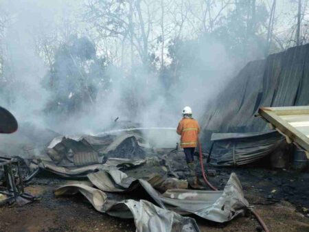 Diduga Gara-gara Puntung Rokok, Gudang Rongsokan di Mojokerto Terbakar