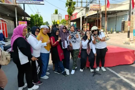 Bunda Nanik Senam Pagi dan Dukung UMKM di CFD Barat Magetan
